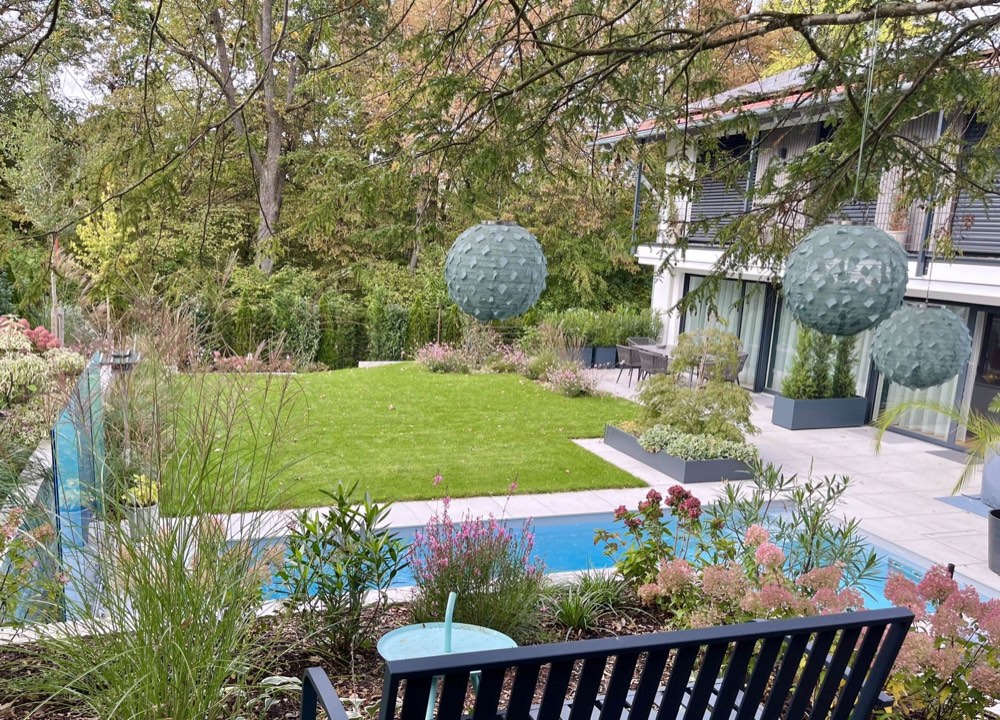 Privatgarten mit Pool, Terrasse und üppiger Bepflanzung