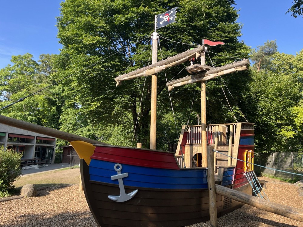 Spielplatz mit Holzschiff in einer sozialen Einrichtung