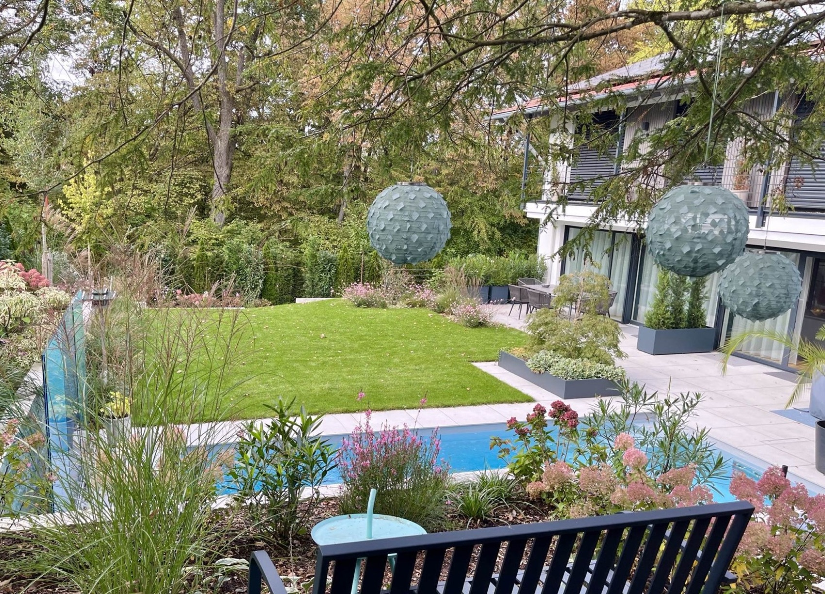 Moderner Privatgarten mit Pool, Rasenfläche und Bepflanzung von Gartenbau Hiebler